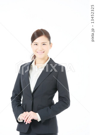 スマホを使うビジネス女性　 13452325