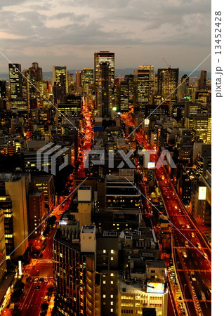 都市の夜景（大阪高層ビル群） 13452428