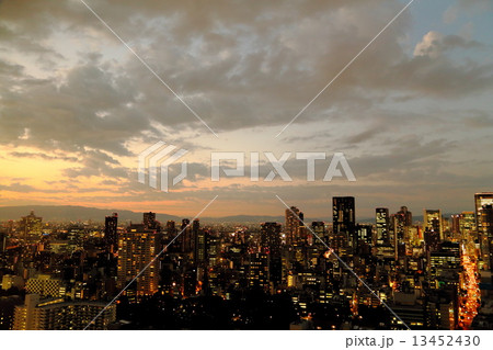 都市の夜景（大阪高層ビル群） 13452430