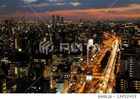 都市の夜景（大阪高層ビル群） 13452433