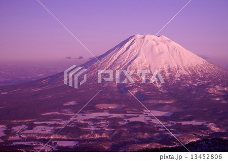 ニセコ雪景色夕景 13452806