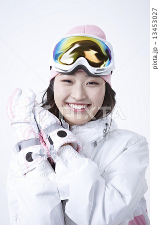 女性スキーヤー 13453027