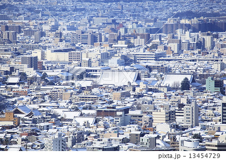 61年ぶり記録的積雪の京都市街の写真素材