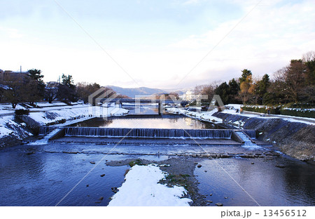 冬の京都鴨川の風景 冬の京都鴨川の風景 13456512