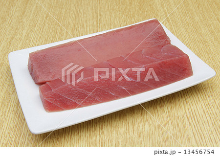 解凍されたキハダマグロのブロック 13456754