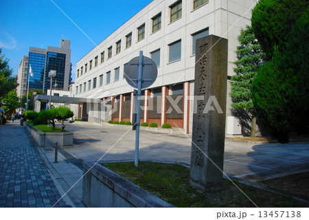 「明治天皇行幸所織工場阯」の石碑（日本銀行京都支店前／京都市中京区河原町通二条下ル東側） 13457138