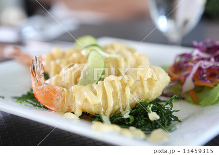fry shrimp with lime sauce 13459315