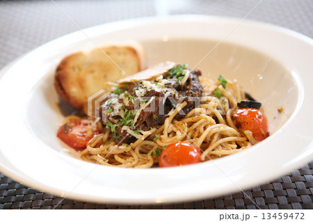 spaghetti beef bolognese 13459472