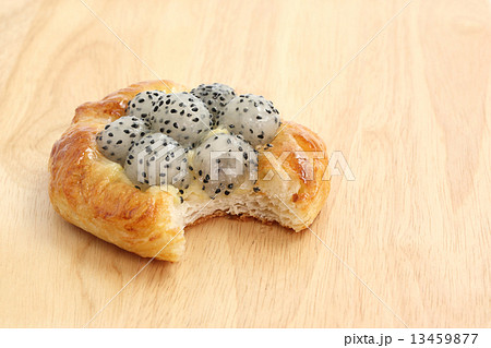 Freshly bagel dragon fruit in wood background 13459877
