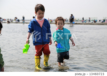 家族で潮干狩り 13460723
