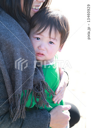 ママに癒される子供の写真素材