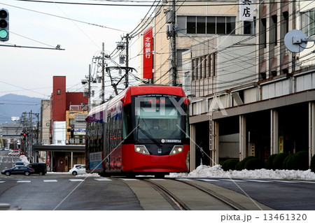 街中を行く路面電車 万葉線 高岡市 街中を行く路面電車 万葉線 高岡市 13461320