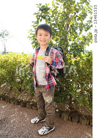 ランドセルを背負う小学生の男の子の写真素材