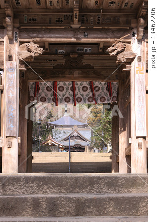 四国霊場第88番札所「大窪寺」（結願所）二天門越しの本堂 13462206