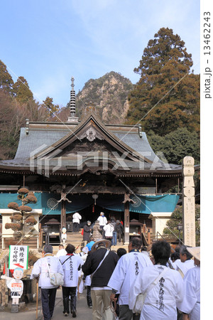 四国霊場第88番札所「大窪寺」（結願所）本堂とお遍路さん 13462243