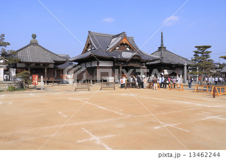 四国霊場第87番札所「長尾寺」境内（正面本堂、右大師堂、左護摩堂） 13462244