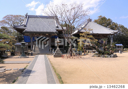 四国霊場第9番札所「法輪寺」本堂（左）と大師堂 13462268