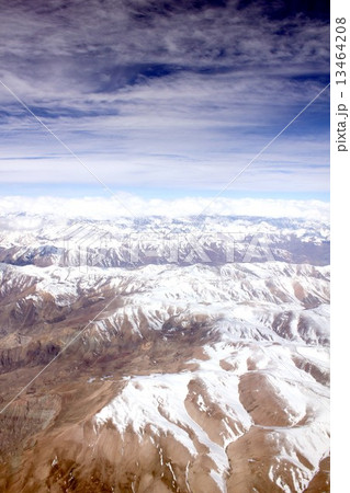 南米大陸を南北に縦断するアンデス山脈、快晴の冬空のもと美しさと厳しい冬の自然の姿を現したチリ領内の山並み 南米大陸を南北に縦断するアンデス山脈、快晴の冬空のもと美しさと厳しい冬の自然の姿を現したチリ領内の山並み 13464208