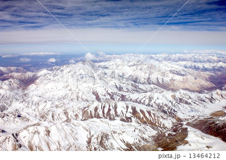 南米大陸を南北に縦断するアンデス山脈、快晴の冬空のもと美しさと厳しい冬の自然の姿を現したチリ領内の山並み 13464212