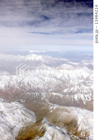 南米大陸を南北に縦断するアンデス山脈、快晴の冬空のもと美しさと厳しい冬の自然の姿を現したチリ領内の山並み 南米大陸を南北に縦断するアンデス山脈、快晴の冬空のもと美しさと厳しい冬の自然の姿を現したチリ領内の山並み 13464214