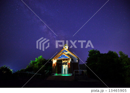 チャペルと天の川 13465905