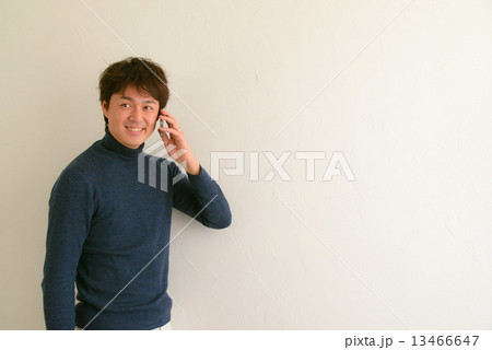 電話する男性 13466647