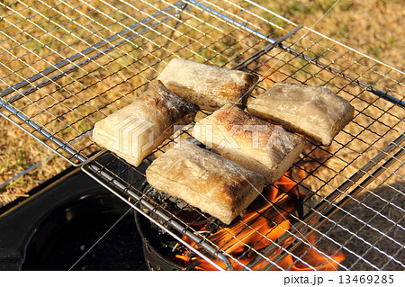 餅を焼く 13469285