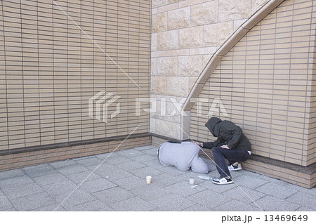 仲間を起こすホームレス 13469649
