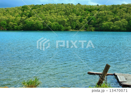 静かなコバルトブルーの潟沼（かたぬま） 13470071