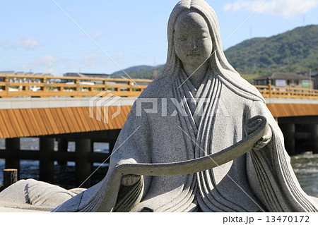 宇治川に架かる宇治橋の西詰にある「紫式部像」 13470172