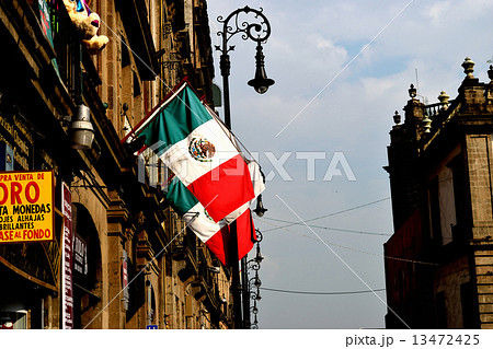 メキシコシティ・ソカロ周辺の街並み 13472425