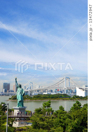 お台場自由の女神とレインボーブリッジ お台場自由の女神とレインボーブリッジ 13472947