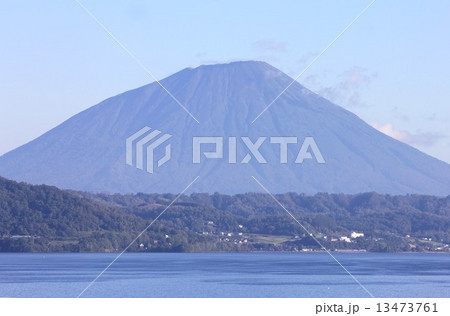 夏の北海道洞爺湖から美しい快晴の羊蹄山を望む 夏の北海道洞爺湖から美しい快晴の羊蹄山を望む 13473761