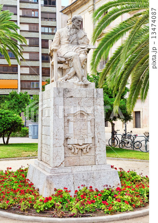 Statue in park  of Valencia -for Pintor Pinazo.Spain. 13474087