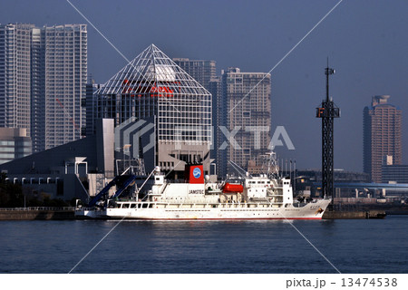 東京港晴海埠頭に停泊する深海潜水調査支援母船よこすか 13474538