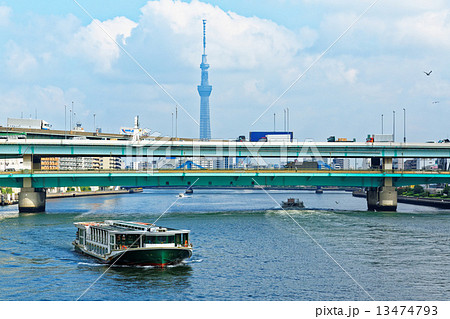 隅田川を航行中の遊覧船・道潅と東京スカイツリー 隅田川を航行中の遊覧船・道潅と東京スカイツリー 13474793