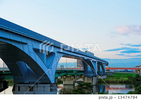 夕暮れの扇大橋と舎人ライナー 13474794