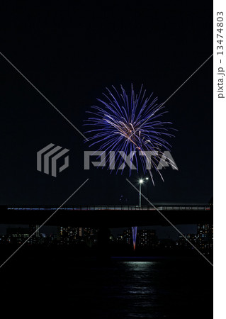 打ち上げ花火と川面に映える景観 13474803