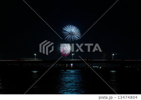 打ち上げ花火と川面に映える景観 13474804