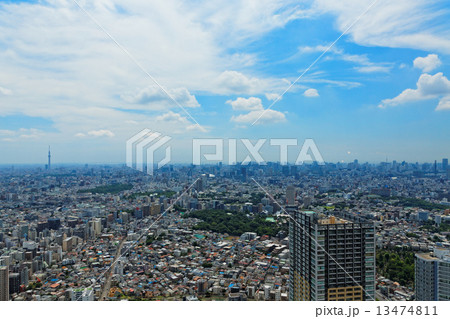 青空が広がる東京スカイツリーと都市風景 13474811