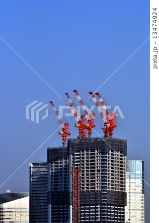 ビル屋上のタワークレーン群 ビル屋上のタワークレーン群 13474924