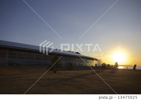 島根県立美術館と夕日 13475025