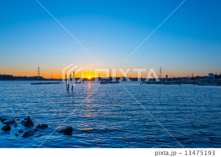 夕暮れの青い沼 13475193