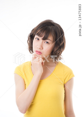 黄色いTシャツの女性　 13475883