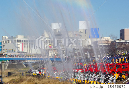 消防出初式の一斉放水の水しぶき 13476072