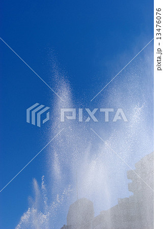 消防出初式の一斉放水の水しぶきと青空 13476076