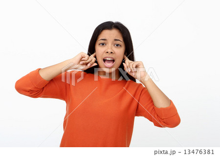耳をふさぐアジア人女性 13476381