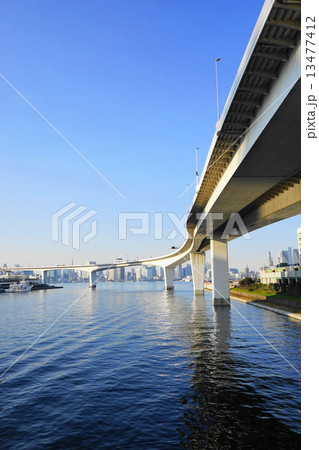 1月都市の風景・街並み646高速道路 1月都市の風景・街並み646高速道路 13477412