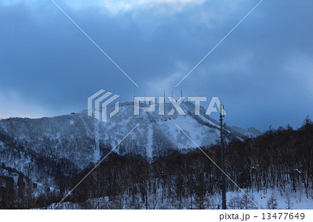 スキー場の山 13477649