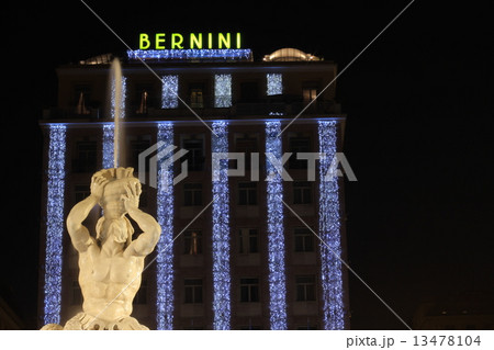 トリトーネの噴水建物入り（Triton Fountain in Rome) 13478104